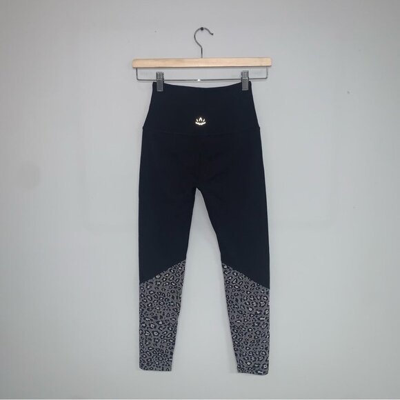 Beyond Yoga Leggings Size Small Black Leopard Back Me Up High Waisted 7/8 Length - Picture 6 of 10